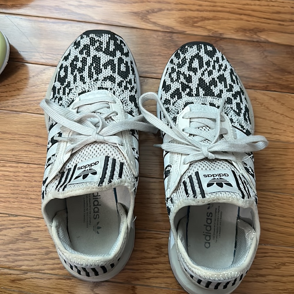 Super cute adidas shoes.6.5 - Picture 6 of 9